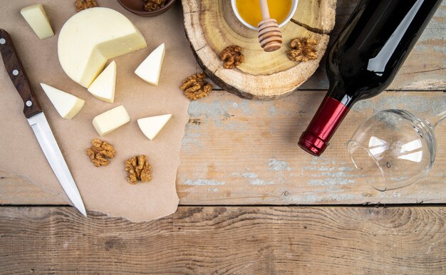 Vista dall'alto varietà di formaggi pregiati con vino