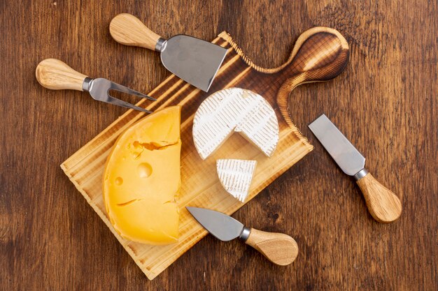 Vista dall'alto varietà di formaggio su un tavolo