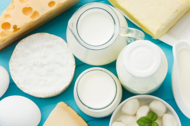 Vista dall'alto varietà di gustosi formaggi con latte biologico