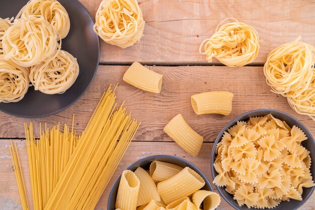 Vista dall'alto varietà di pasta in forma e dimensioni