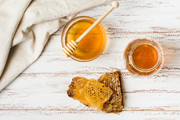 Vista dall&#39;alto vasetti di miele con nido d&#39;ape