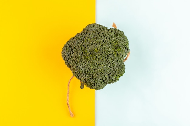 vista dall'alto verde fresco di broccoli maturi isolato sulla scrivania colorata