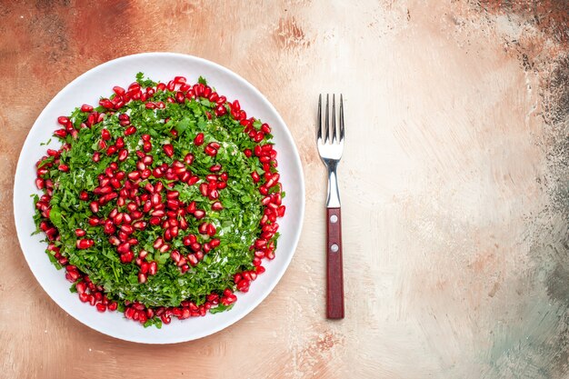 Vista dall'alto verdure fresche con melograni sbucciati sul tavolo luminoso frutta colore pasto verde