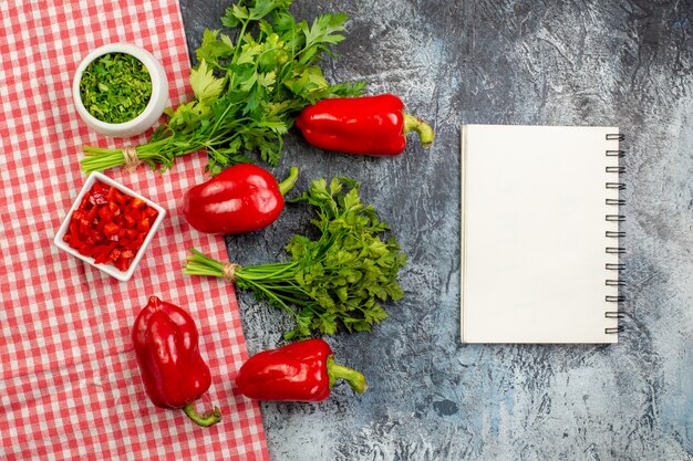 Vista dall'alto verdure fresche con peperoni rossi sul tavolo grigio chiaro