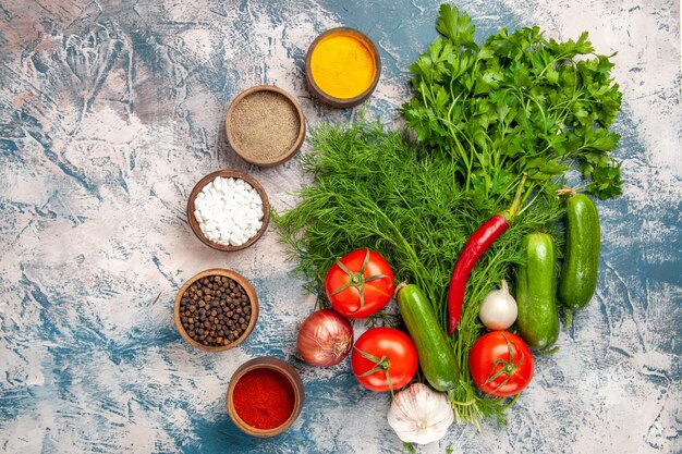 Vista dall'alto verdure fresche con verdure e condimenti sullo sfondo chiaro