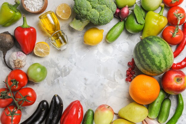 Vista dall'alto verdure fresche mature con frutta sulla scrivania bianca