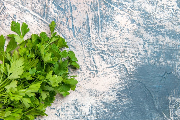 Vista dall'alto verdure fresche su sfondo azzurro