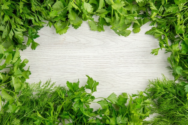 Vista dall'alto verdure fresche su sfondo bianco