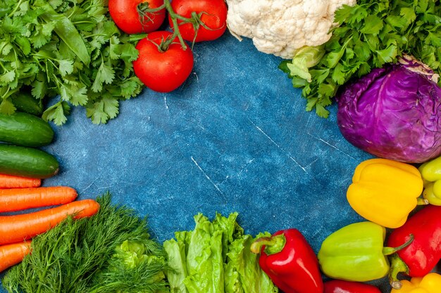 Vista dall'alto verdure fresche su sfondo blu spazio libero