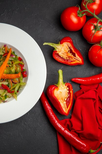 Vista dall'alto verdure insalata di verdure peperoni peperoni pomodori tovaglia