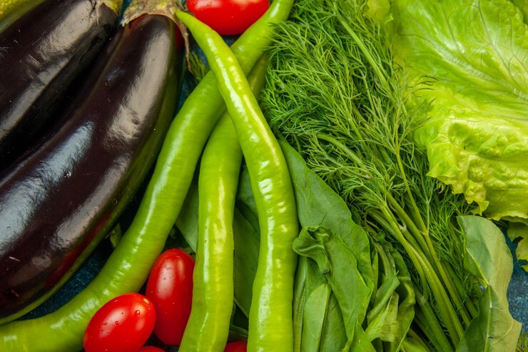 Foto gratuito vista dall'alto verdure pomodorini aneto lattuga melanzane