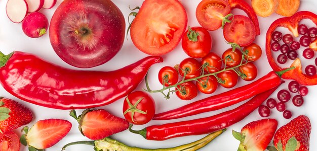 Vista dall'alto verdure rosse e frutta