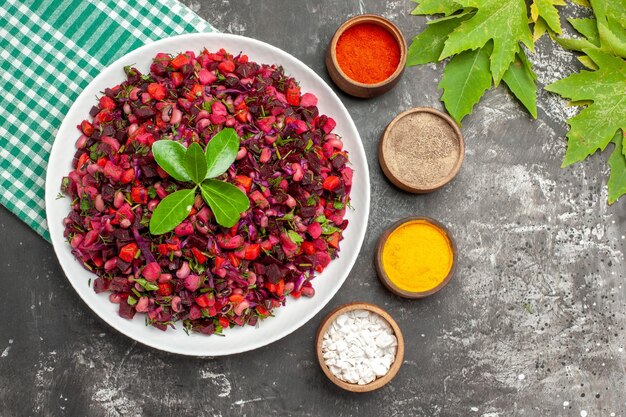 Vista dall'alto vinaigrette insalata con barbabietole e fagioli sulla superficie scura