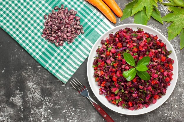 Vista dall'alto vinaigrette insalata con barbabietole e fagioli sulla superficie scura