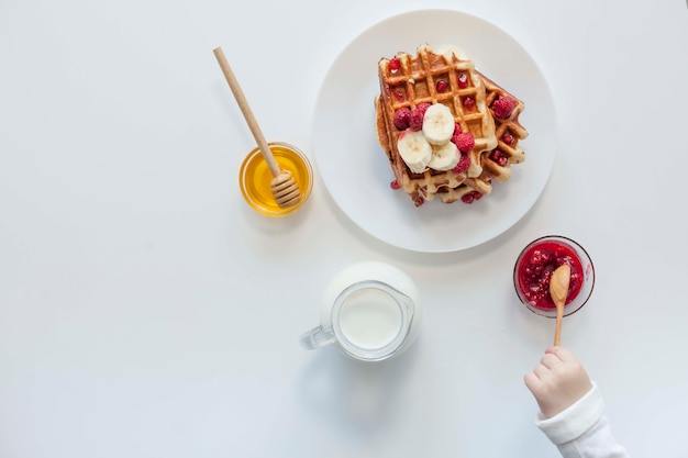 Vista dall&#39;alto waffle con marmellata, latte e miele