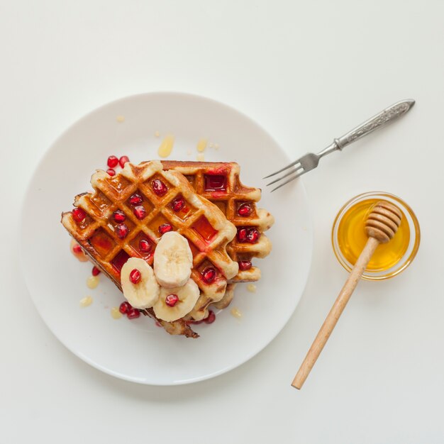 Vista dall&#39;alto waffle con miele e forchetta