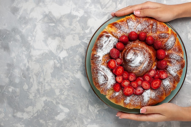 Vista dall'alto yummy torta di fragole torta di zucchero in polvere su sfondo bianco