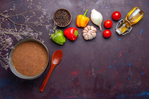 Vista dall'alto zuppa di fagioli con olio d'oliva e verdure su sfondo scuro zuppa di fagioli vegetali cibo
