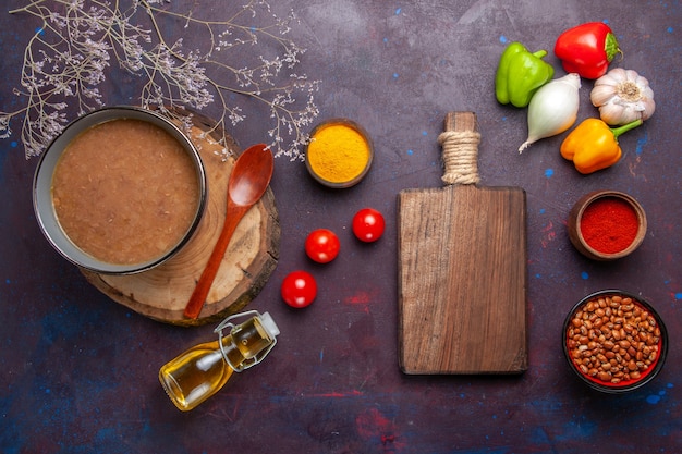 Vista dall'alto zuppa di fagioli deliziosa zuppa cotta con verdure sul pasto piccante di colore scuro zuppa di fagioli