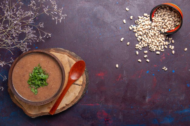 Vista dall'alto zuppa di fagioli deliziosa zuppa cotta sul pasto piccante di colore scuro zuppa di fagioli