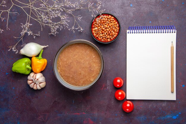 Vista dall'alto zuppa di fagioli marroni con verdure su olio alimentare pasto pasto minestra di verdura scrivania scura