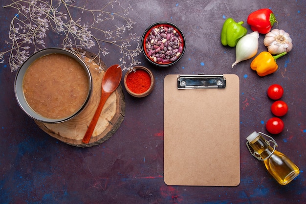 Vista dall'alto zuppa di fagioli marroni con verdure sulla scrivania scura minestra vegetale pasto cibo fagiolo di cucina