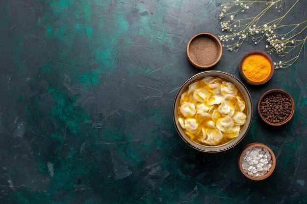 Vista dall'alto zuppa di pasta con diversi condimenti su sfondo blu scuro ingrediente zuppa cibo pasto pasta cena salsa