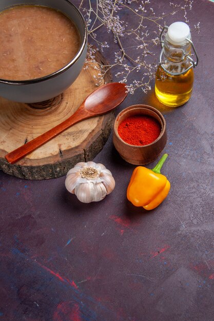 Vista dall'alto zuppa marrone con olio e aglio sulla scrivania scura minestra vegetale pasto cibo fagiolo di cucina