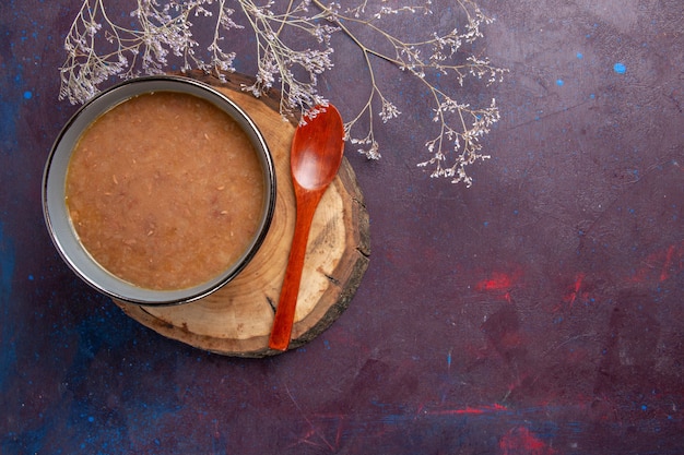 Vista dall'alto zuppa marrone su scrivania scura minestra vegetale pasto cibo fagioli di cucina