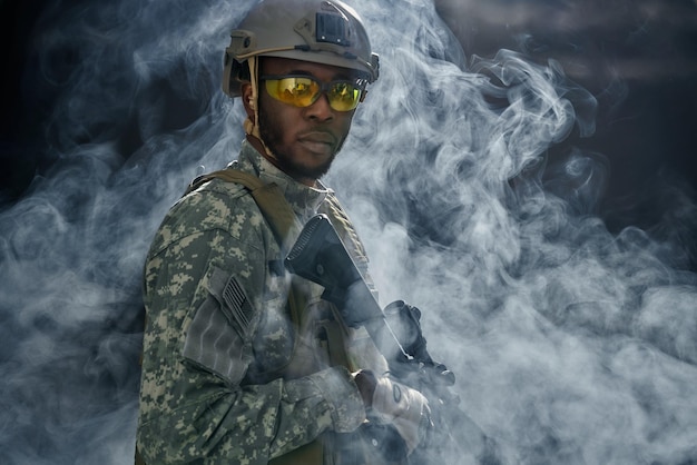 Vista dalla nuvola di fumo del soldato americano con gli occhiali