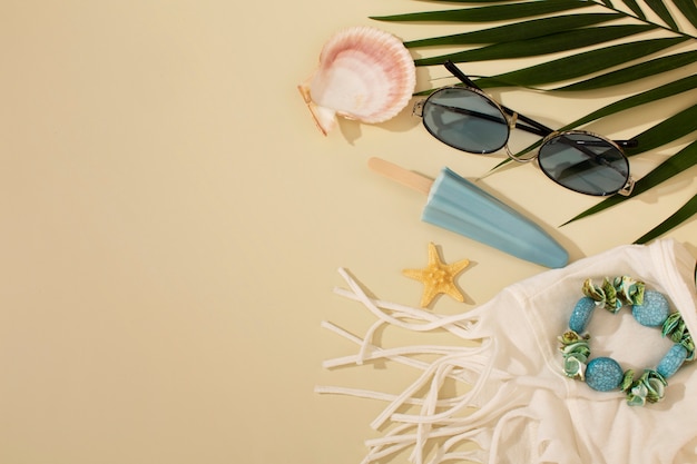 Vista degli occhiali da sole estivi con gelato e foglia