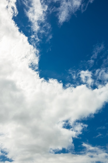 Vista del bel cielo e nuvole