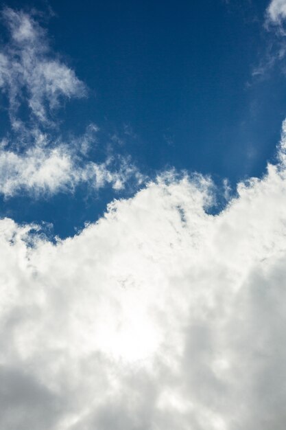 Vista del bel cielo e nuvole