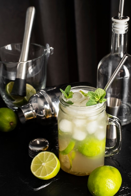 Vista del bicchiere da cocktail con attrezzatura per fare un drink