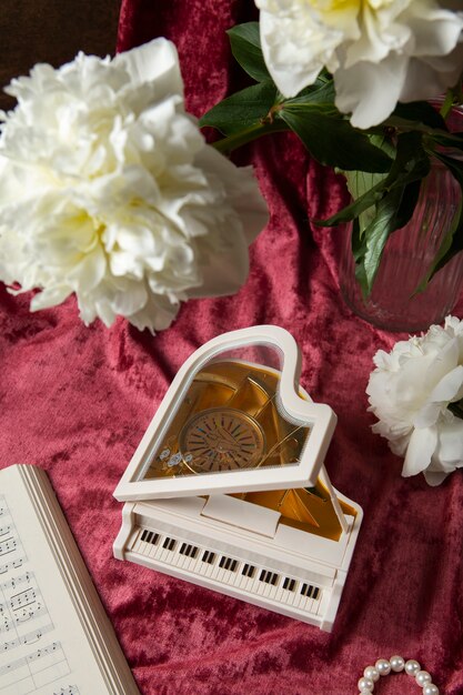 Vista del carillon a forma di pianoforte con decorazioni bohémien