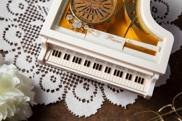 Vista del carillon a forma di pianoforte con decorazioni bohémien