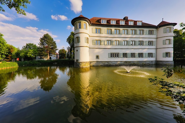 Vista del castello con fossato circondato da alberi nella città di Bad Rappenau in Germania