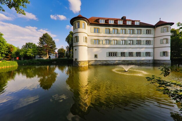 Vista del castello con fossato circondato da alberi nella città di Bad Rappenau in Germania