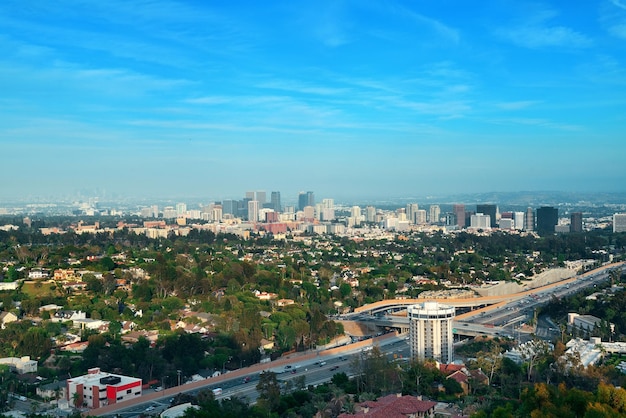 Vista del centro di Los Angeles con autostrada e architetture urbane.