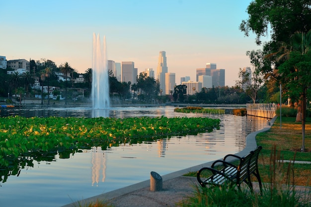 Vista del centro di Los Angeles dal parco con architetture urbane e fontana.