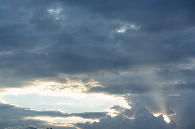 Vista del cielo blu e delle nuvole. sullo sfondo della natura