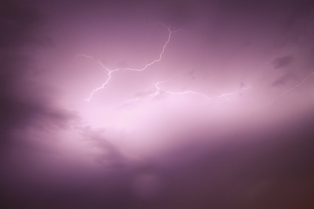 Vista del cielo che cattura un fulmine con cieli nuvolosi viola