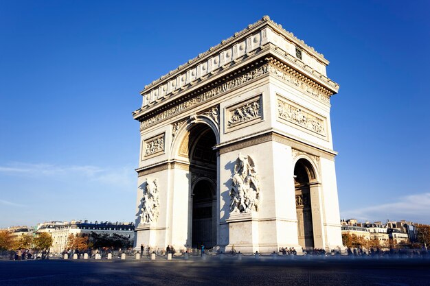 Vista del famoso Arc de Triomphe a Parigi