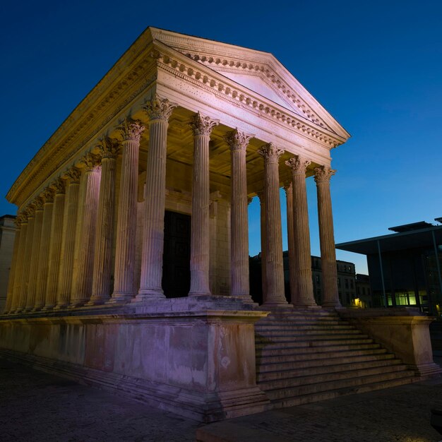 Vista del famoso tempio Raman Maison Carree a Nimes