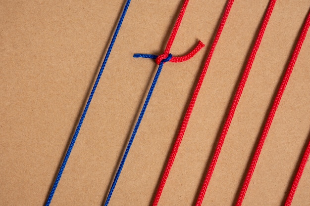 Vista del filo rosso collegato al blu con nodo