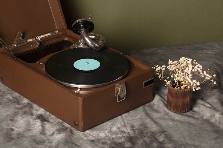 Foto gratuito vista del giradischi vintage con disco in vinile
