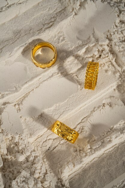 Vista del lussuoso anello d'oro con polvere bianca