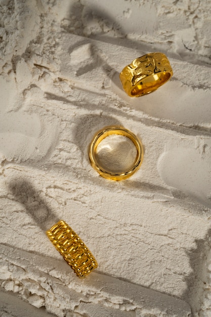Vista del lussuoso anello d'oro con polvere bianca
