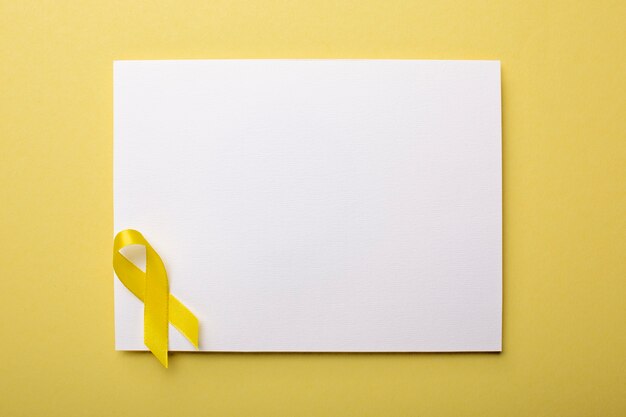 Vista del nastro giallo con carta