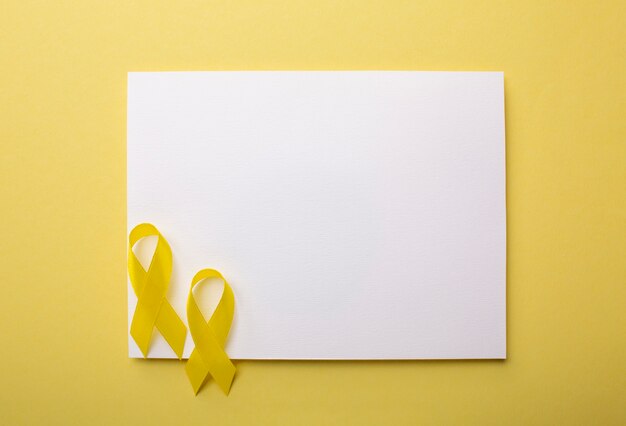 Vista del nastro giallo con carta